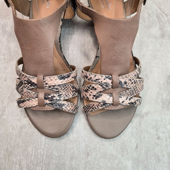 Clarks Low Wedge Sandals Size 8.5 Brown Leather Animal Print Minimalist T Strap - Picture 9 of 12